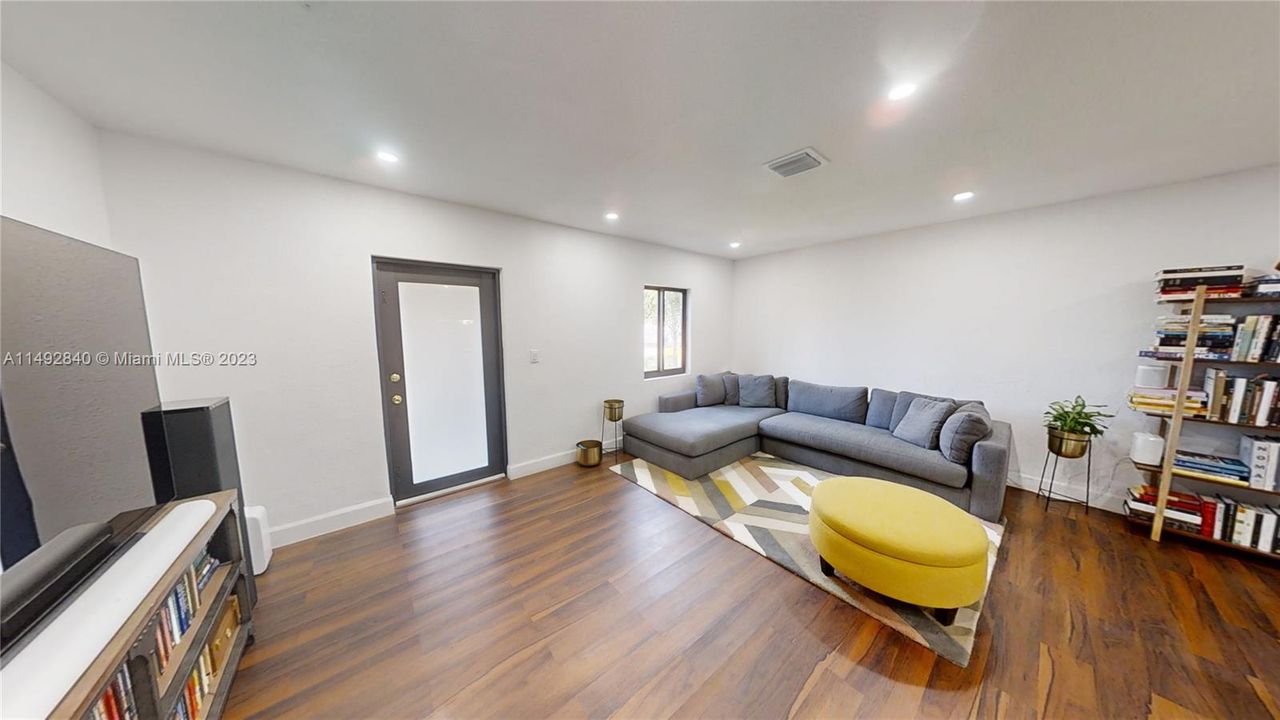 Recently Sold: $749,000 (5 beds, 3 baths, 1941 Square Feet)