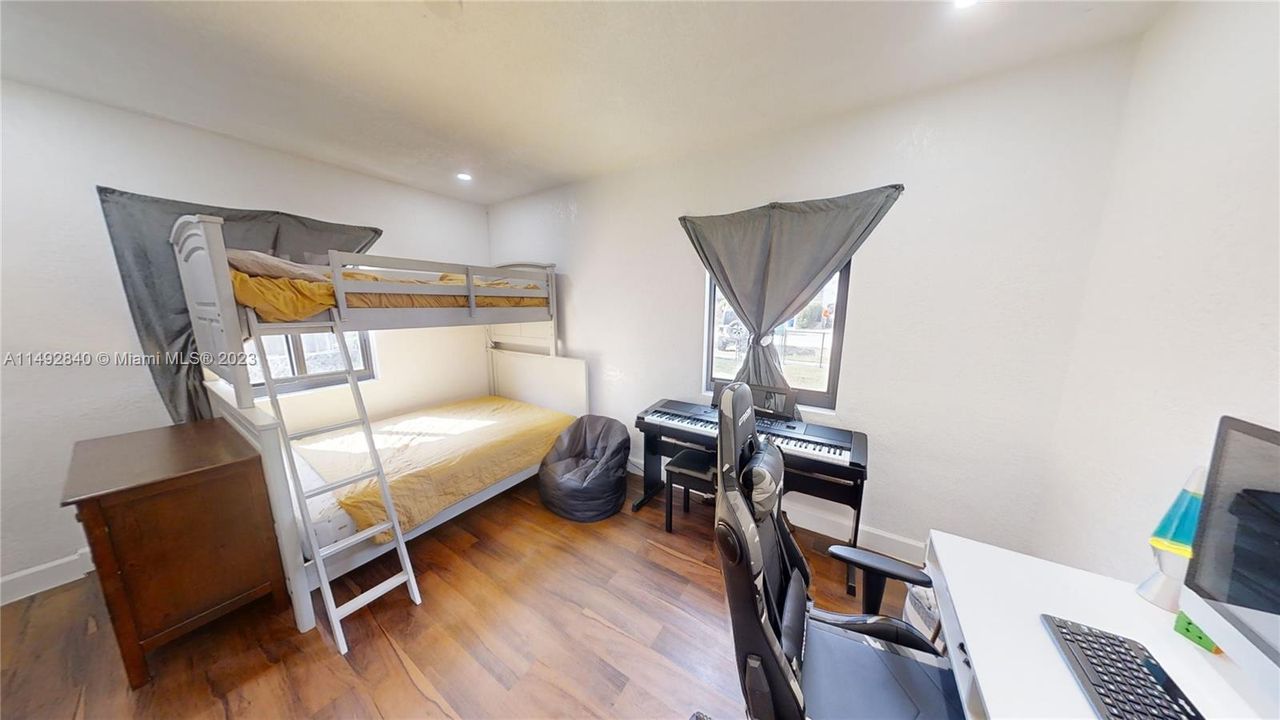 Recently Sold: $749,000 (5 beds, 3 baths, 1941 Square Feet)