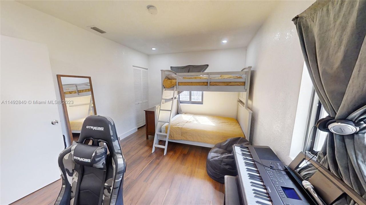 Recently Sold: $749,000 (5 beds, 3 baths, 1941 Square Feet)