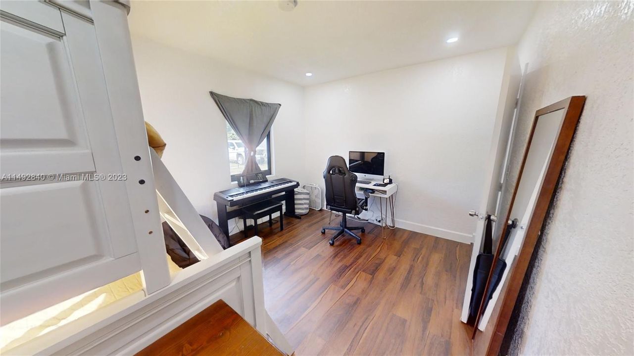 Recently Sold: $749,000 (5 beds, 3 baths, 1941 Square Feet)