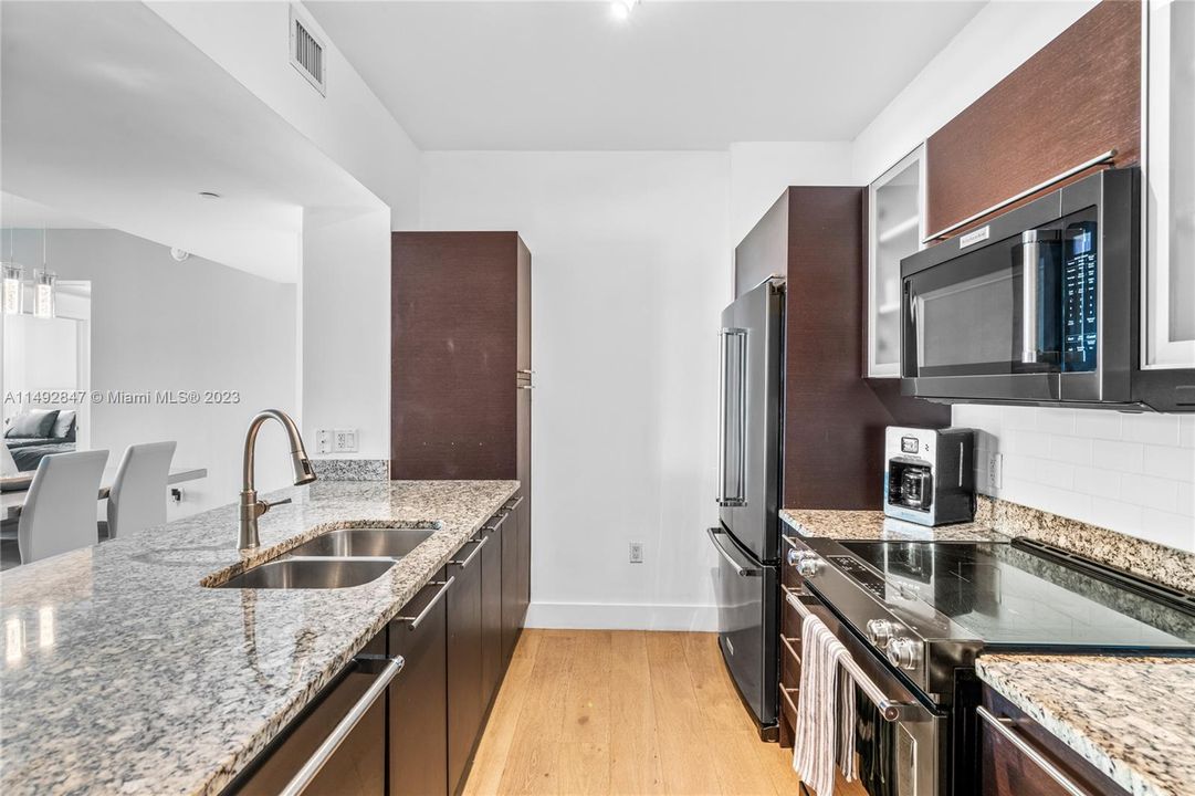 For Sale: $875,000 (2 beds, 2 baths, 1120 Square Feet)