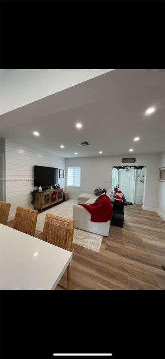 Recently Sold: $899,000 (2 beds, 2 baths, 1145 Square Feet)