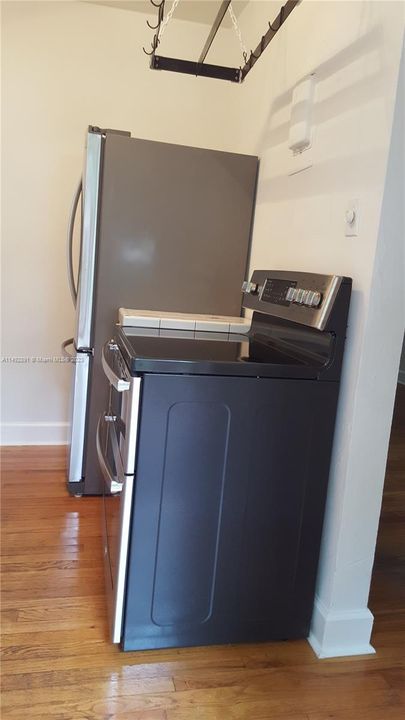 electric range and icemanking fridge