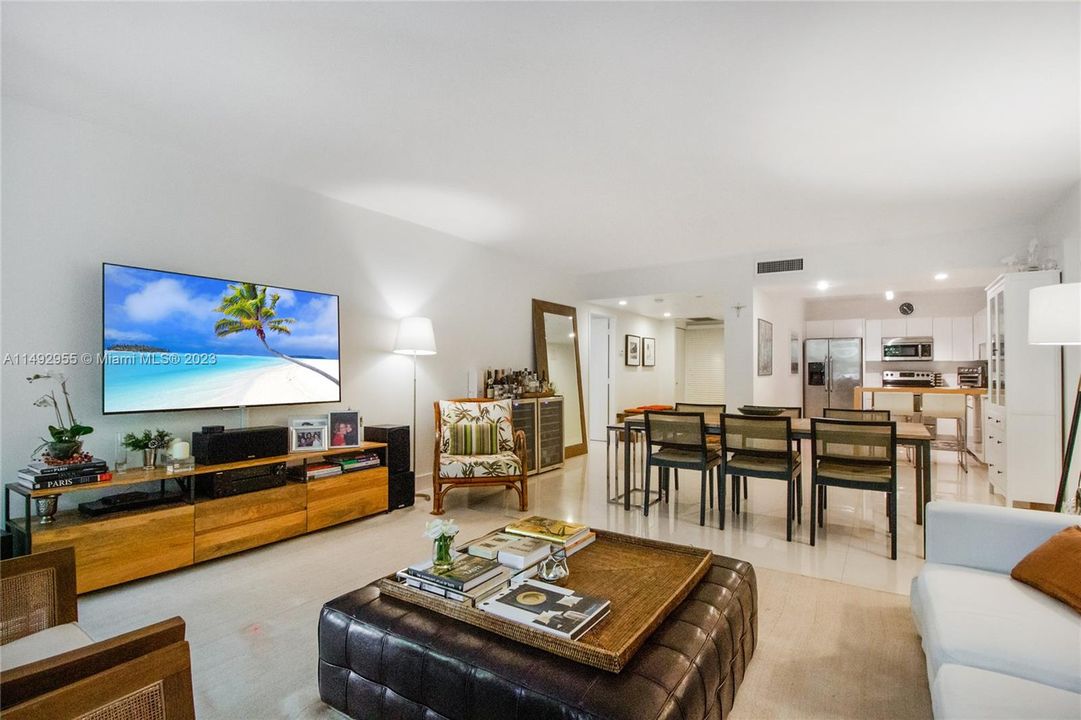 Vendido Recientemente: $1,280,000 (3 camas, 2 baños, 1715 Pies cuadrados)