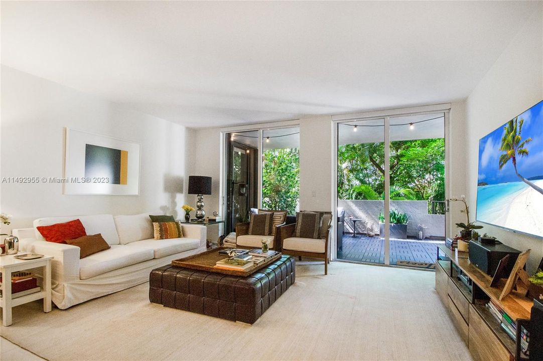 Vendido Recientemente: $1,280,000 (3 camas, 2 baños, 1715 Pies cuadrados)