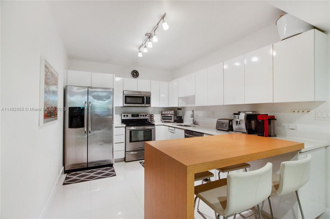 Vendido Recientemente: $1,280,000 (3 camas, 2 baños, 1715 Pies cuadrados)