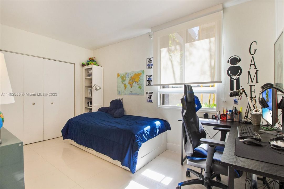 Vendido Recientemente: $1,280,000 (3 camas, 2 baños, 1715 Pies cuadrados)