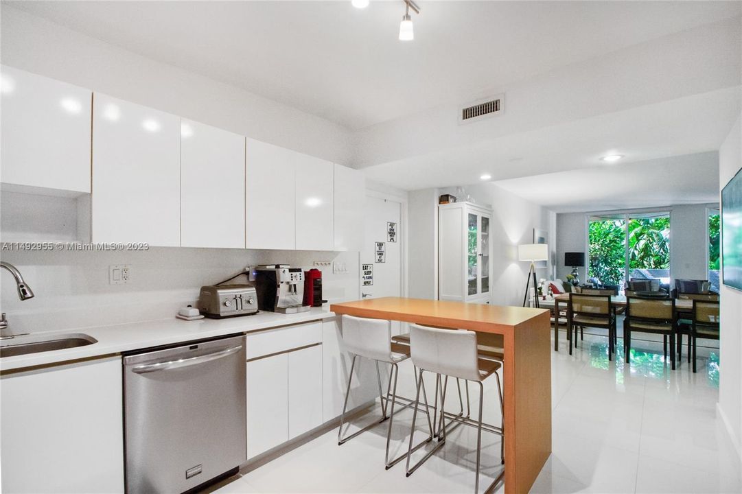 Vendido Recientemente: $1,280,000 (3 camas, 2 baños, 1715 Pies cuadrados)