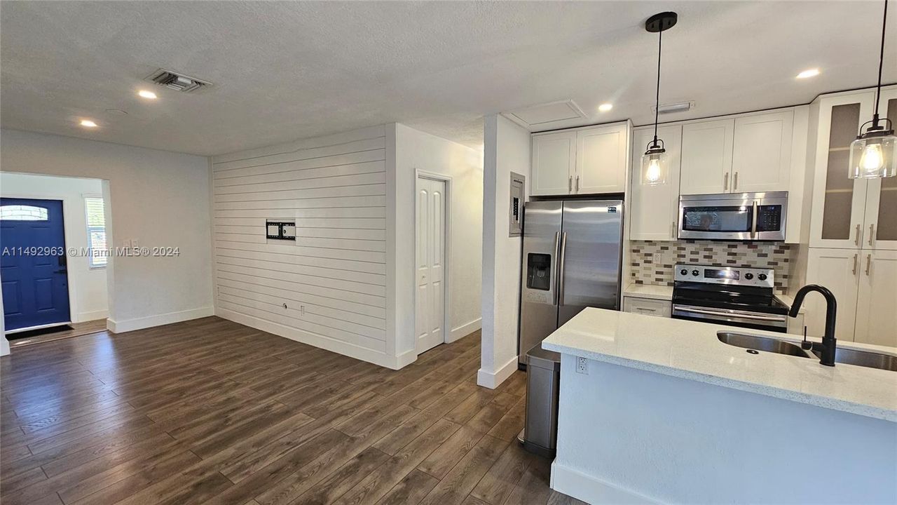 Recently Sold: $698,000 (3 beds, 1 baths, 1102 Square Feet)