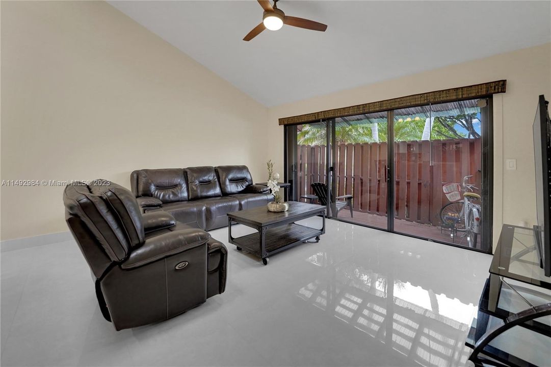 Recently Sold: $410,000 (2 beds, 2 baths, 1380 Square Feet)