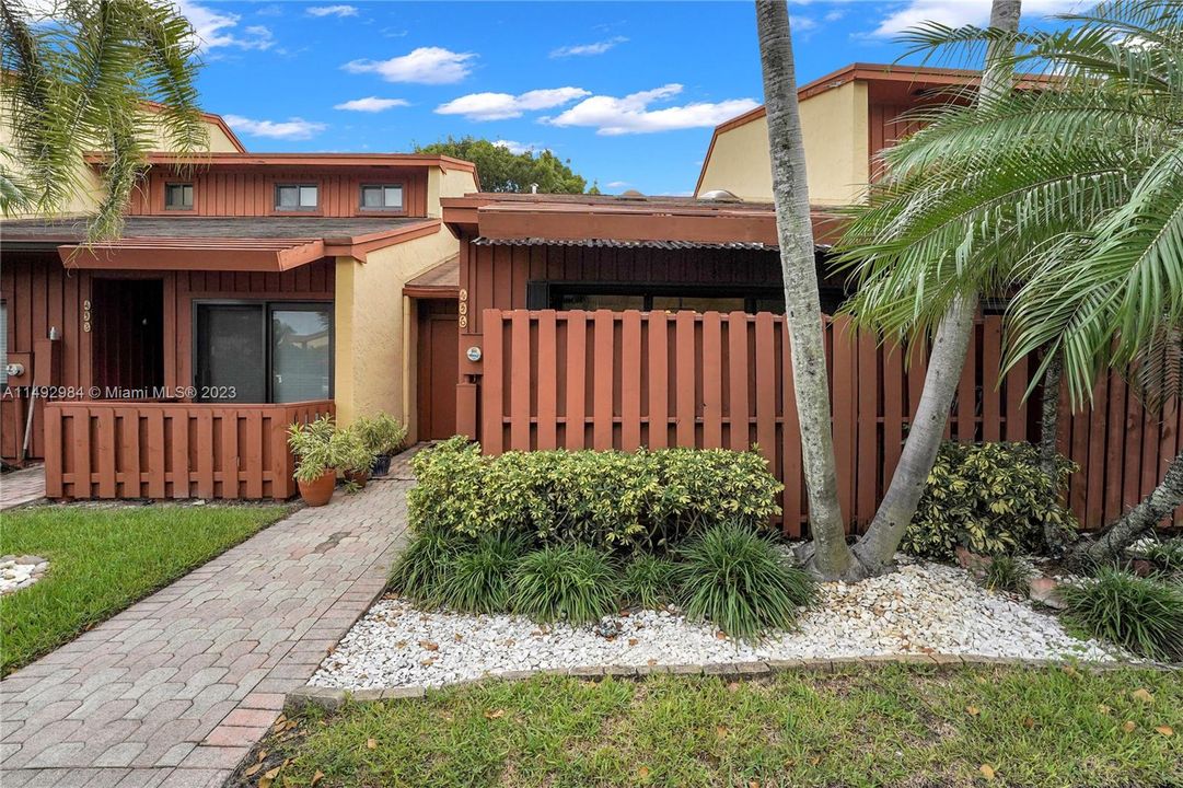 Recently Sold: $410,000 (2 beds, 2 baths, 1380 Square Feet)