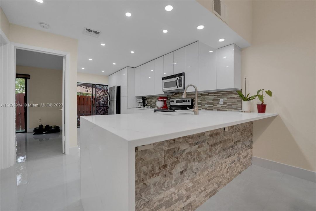 Recently Sold: $410,000 (2 beds, 2 baths, 1380 Square Feet)