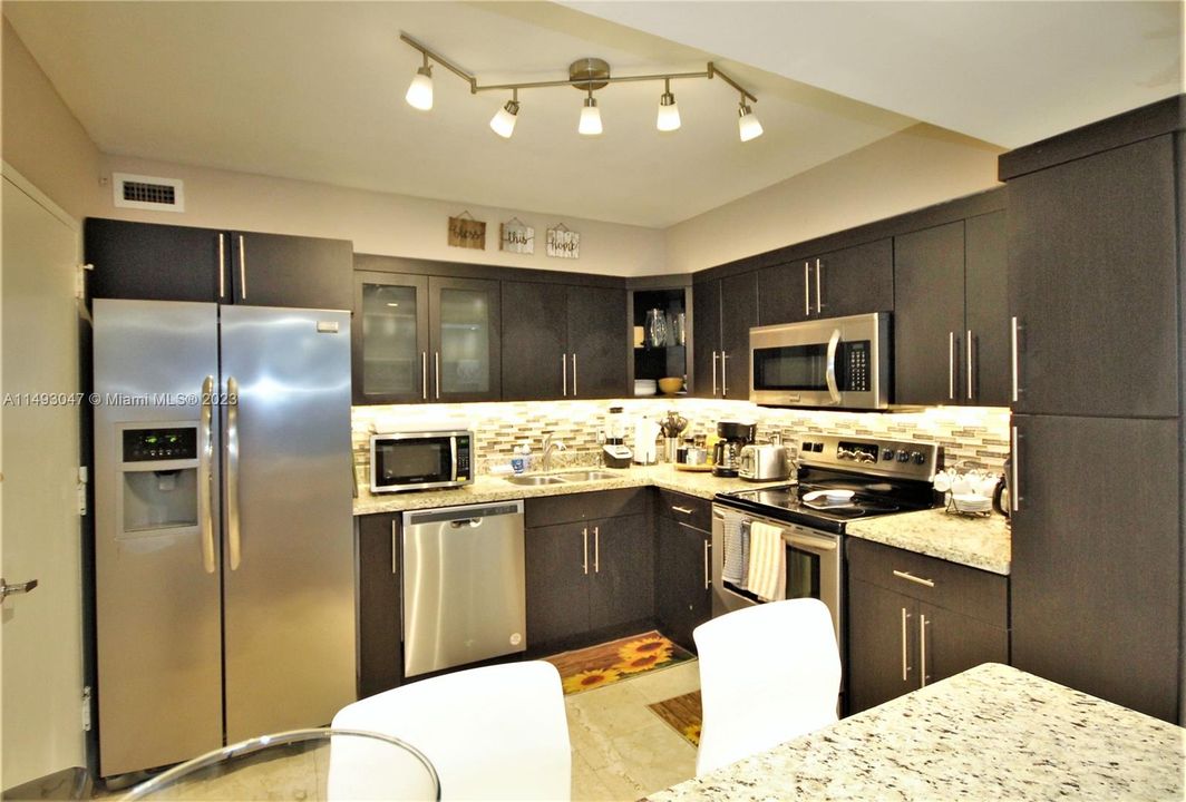 For Sale: $499,999 (1 beds, 1 baths, 930 Square Feet)