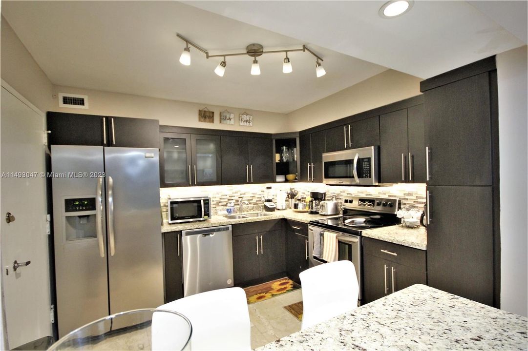 For Sale: $499,999 (1 beds, 1 baths, 930 Square Feet)