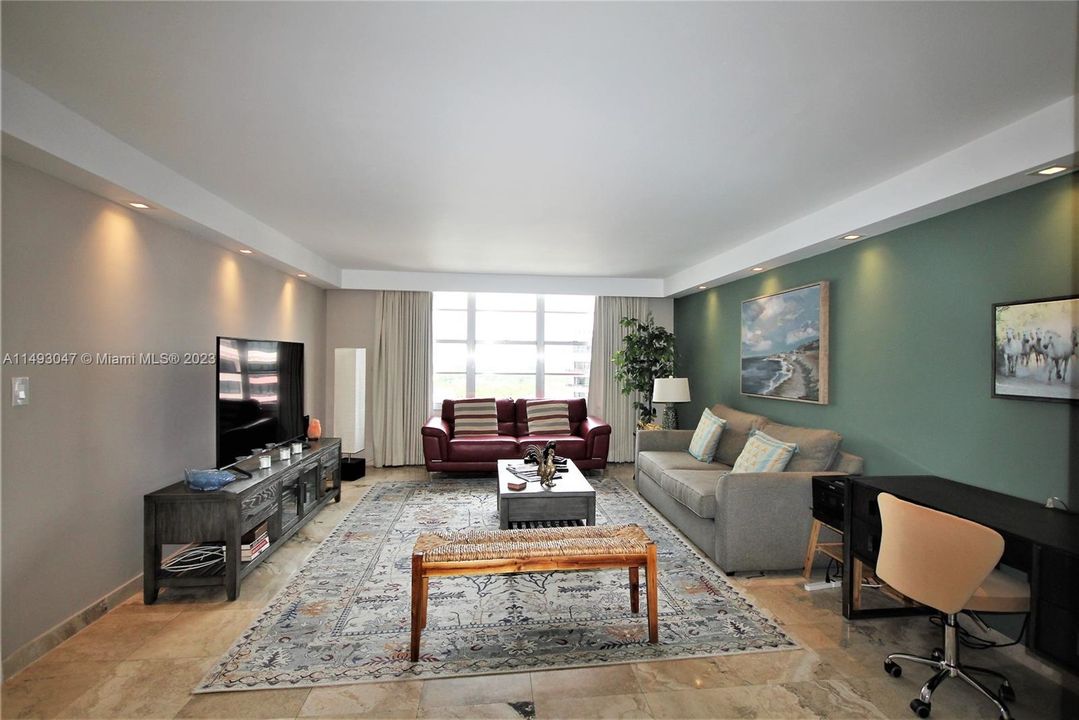 For Sale: $499,999 (1 beds, 1 baths, 930 Square Feet)