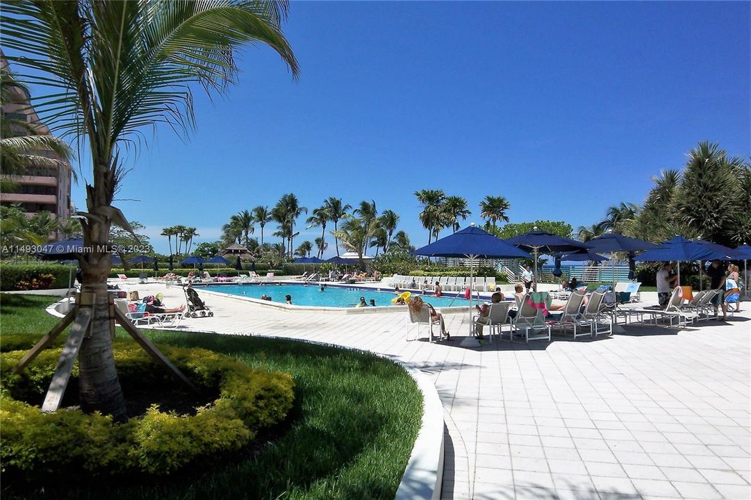 For Sale: $499,999 (1 beds, 1 baths, 930 Square Feet)