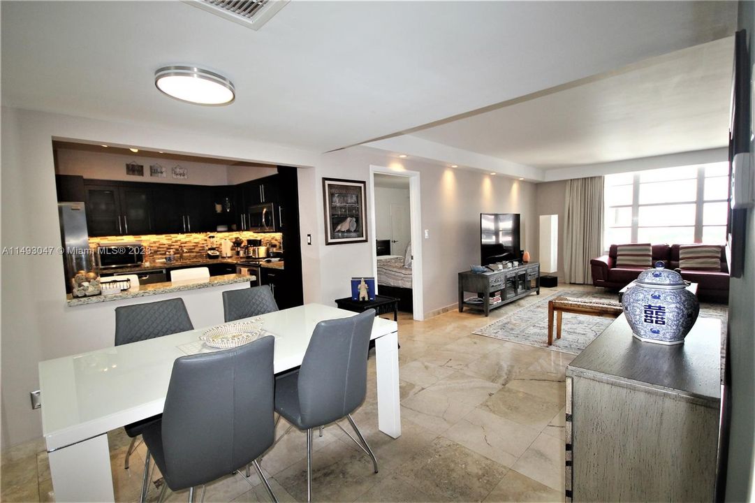 For Sale: $499,999 (1 beds, 1 baths, 930 Square Feet)