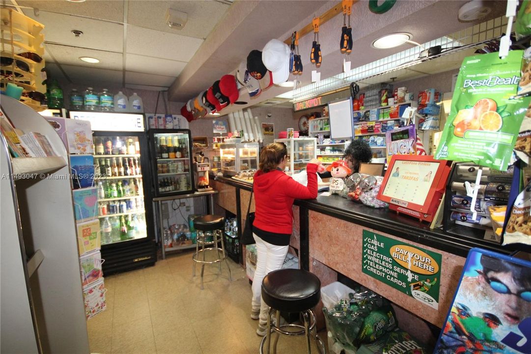 For Sale: $499,999 (1 beds, 1 baths, 930 Square Feet)