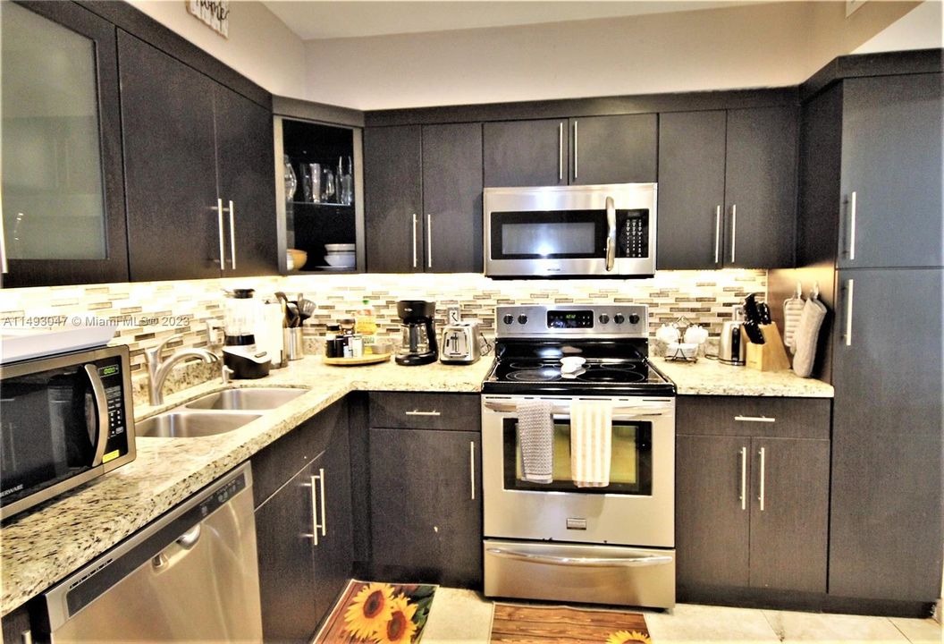 For Sale: $499,999 (1 beds, 1 baths, 930 Square Feet)