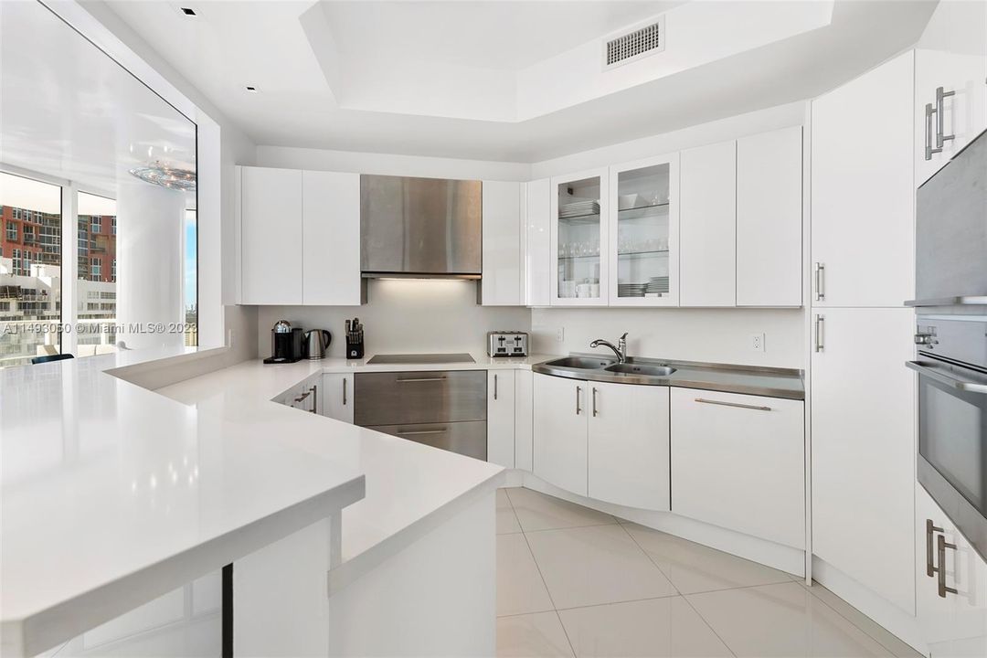 Recently Sold: $4,995,000 (2 beds, 2 baths, 1591 Square Feet)
