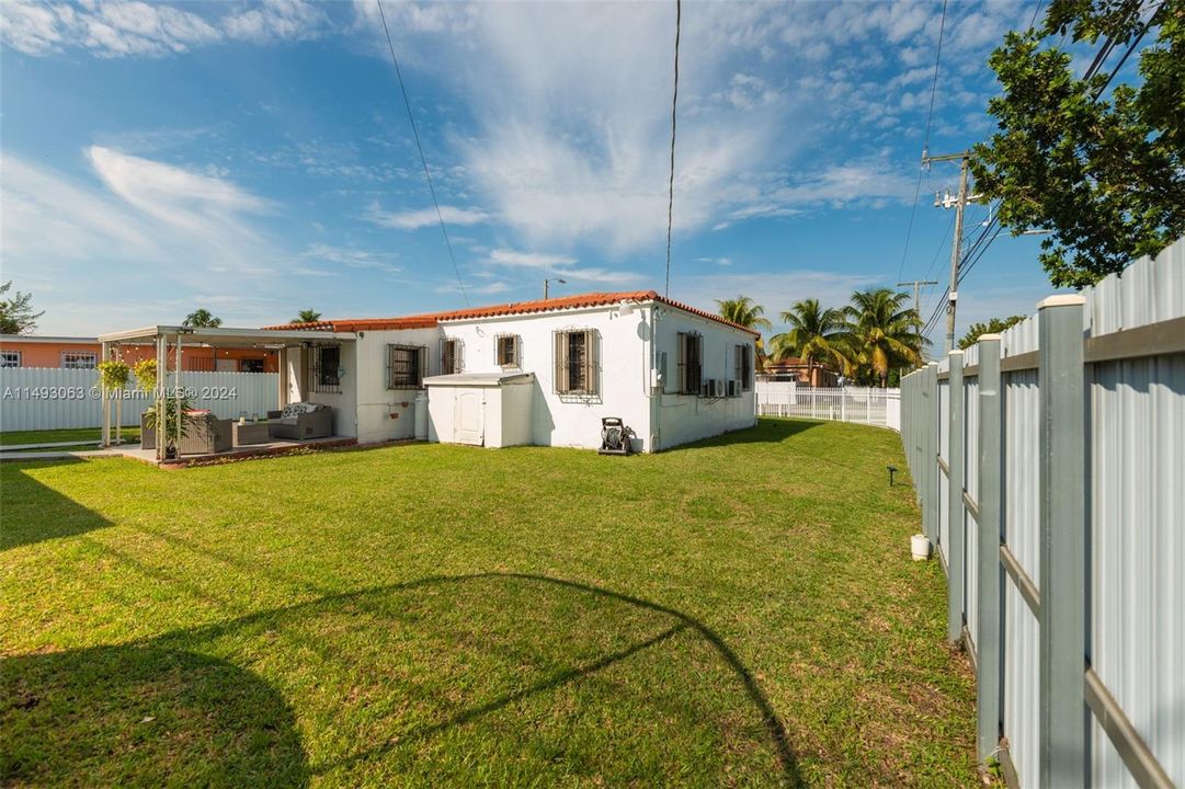 Recently Sold: $565,000 (2 beds, 1 baths, 952 Square Feet)