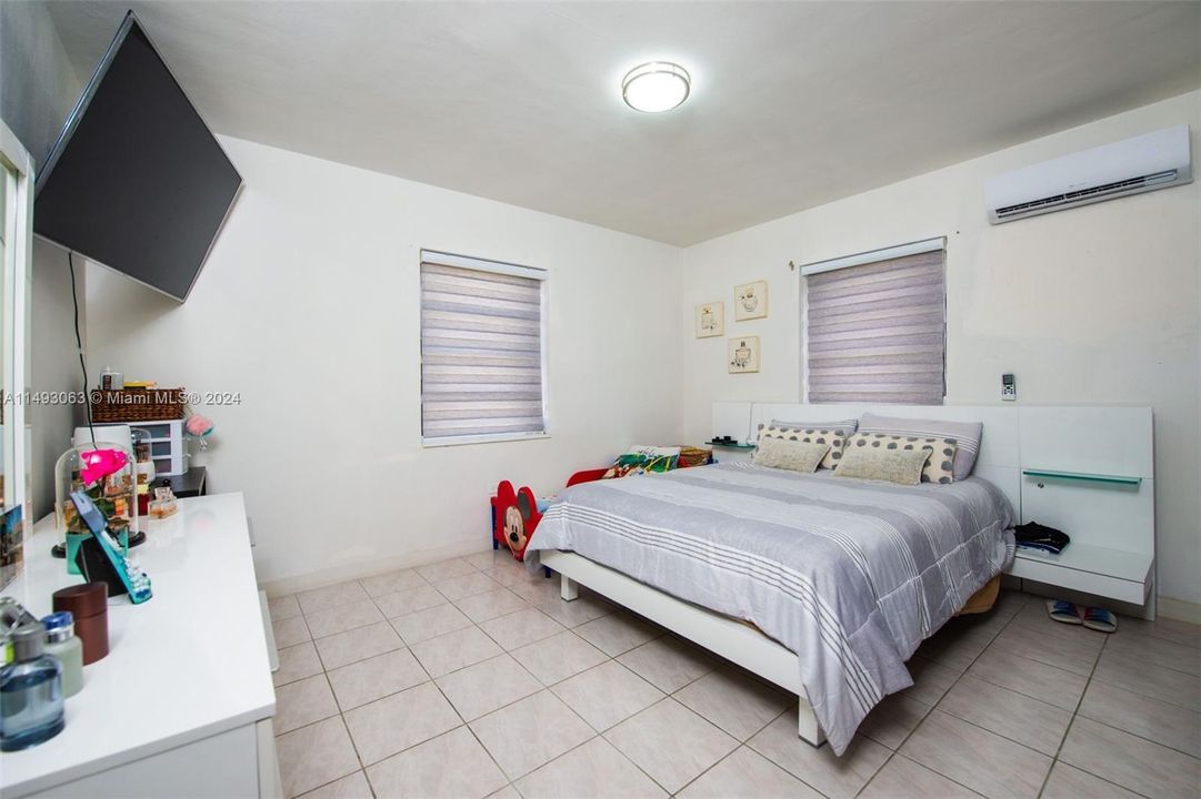 Recently Sold: $565,000 (2 beds, 1 baths, 952 Square Feet)