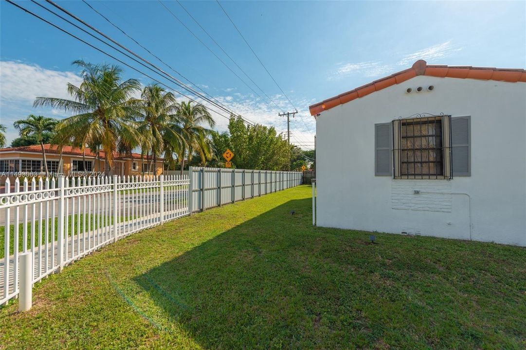 Recently Sold: $565,000 (2 beds, 1 baths, 952 Square Feet)