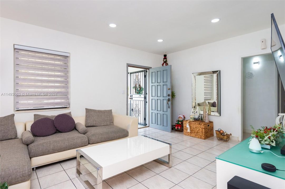 Recently Sold: $565,000 (2 beds, 1 baths, 952 Square Feet)