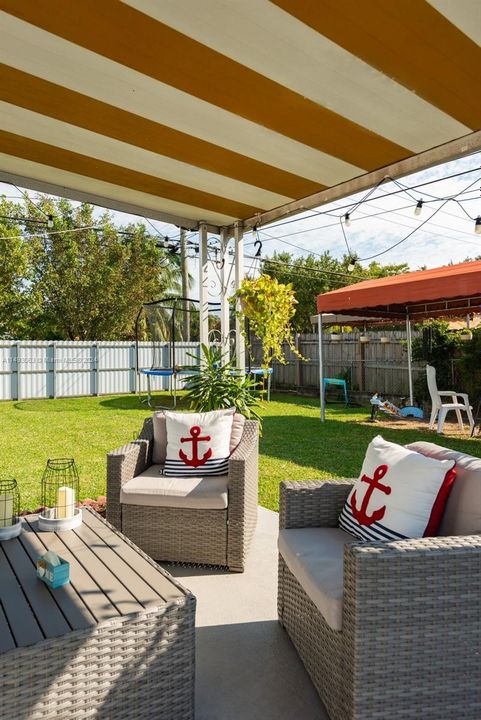 Recently Sold: $565,000 (2 beds, 1 baths, 952 Square Feet)