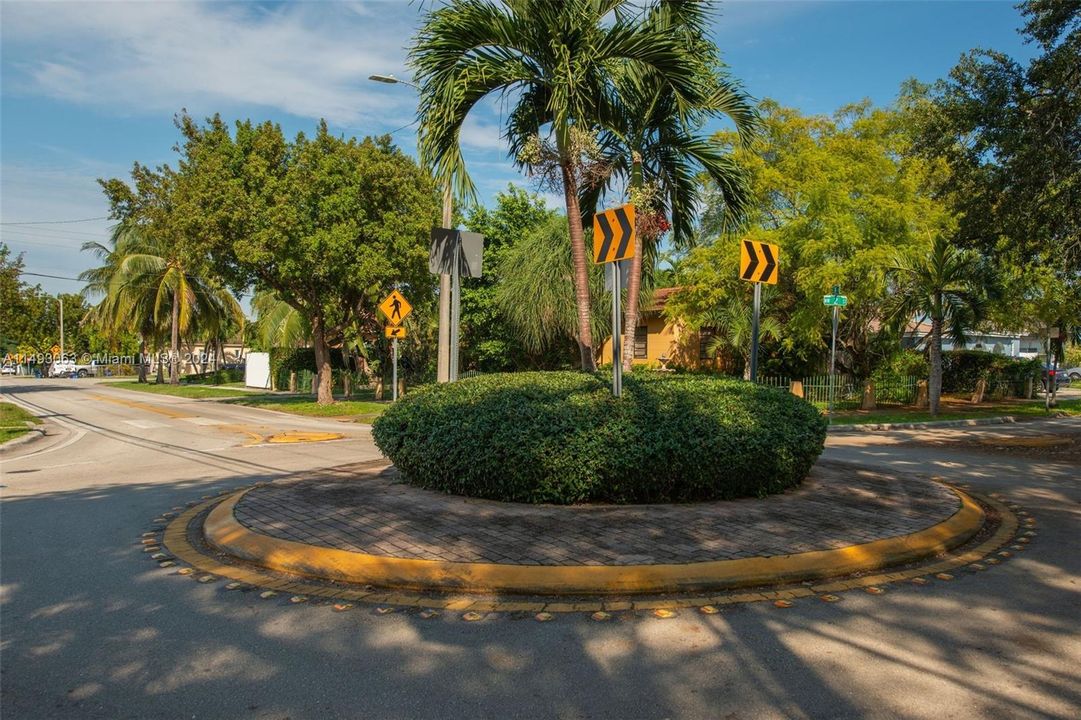 Recently Sold: $565,000 (2 beds, 1 baths, 952 Square Feet)