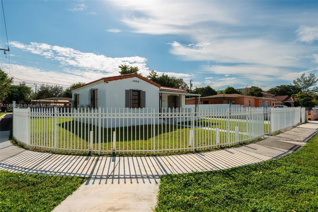 Recently Sold: $565,000 (2 beds, 1 baths, 952 Square Feet)