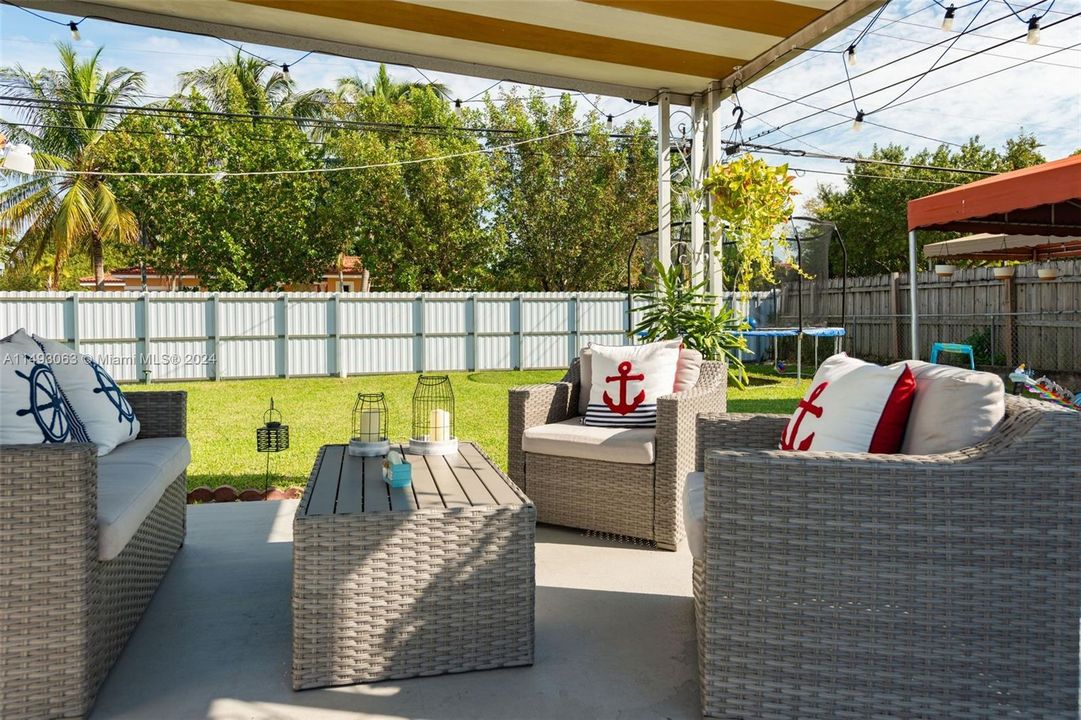 Recently Sold: $565,000 (2 beds, 1 baths, 952 Square Feet)