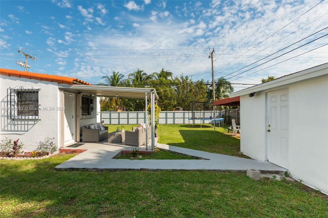 Recently Sold: $565,000 (2 beds, 1 baths, 952 Square Feet)