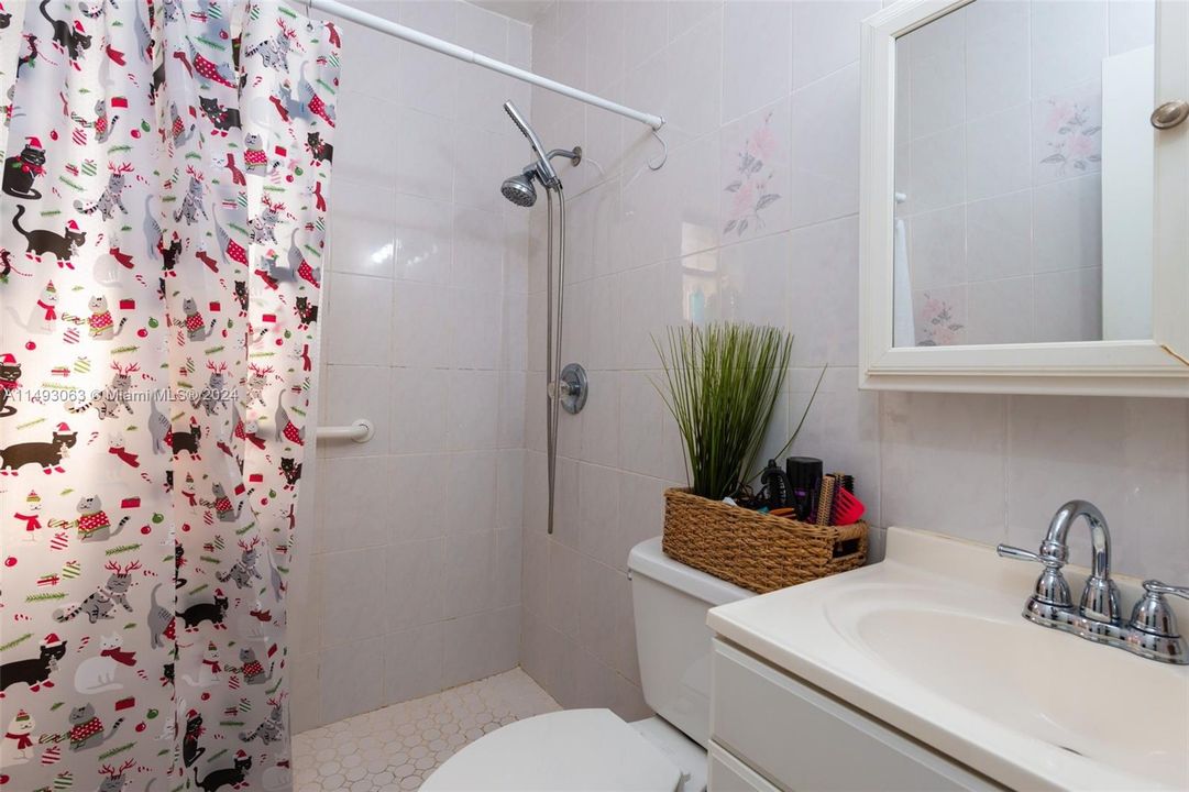 Recently Sold: $565,000 (2 beds, 1 baths, 952 Square Feet)