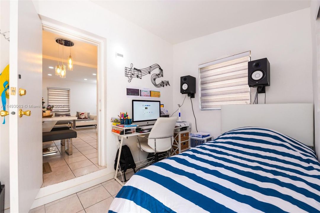 Recently Sold: $565,000 (2 beds, 1 baths, 952 Square Feet)