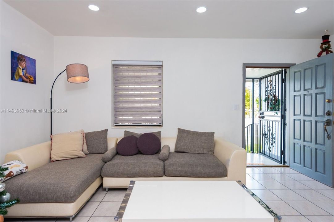 Recently Sold: $565,000 (2 beds, 1 baths, 952 Square Feet)