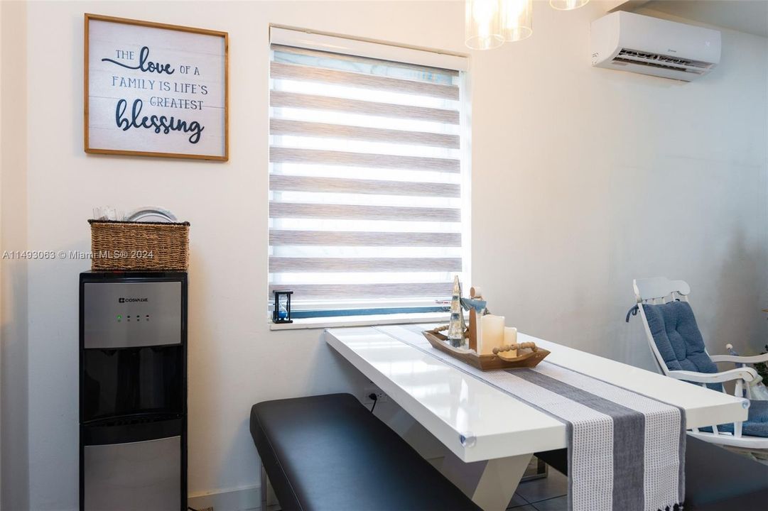 Recently Sold: $565,000 (2 beds, 1 baths, 952 Square Feet)