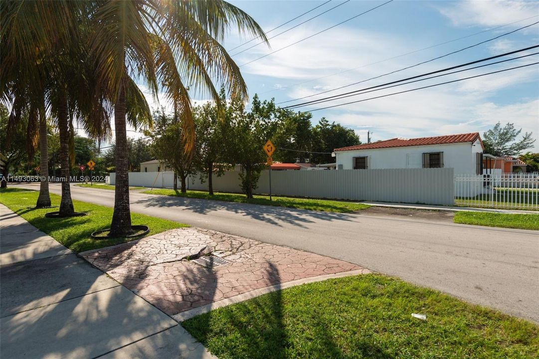 Recently Sold: $565,000 (2 beds, 1 baths, 952 Square Feet)