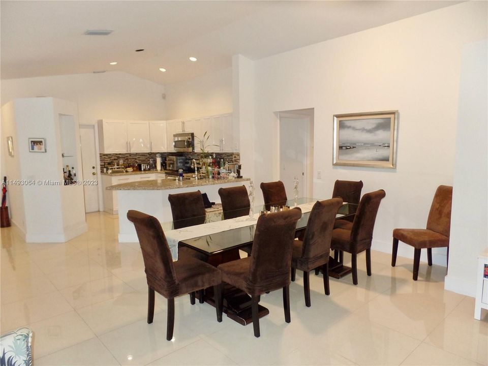 Recently Sold: $615,000 (3 beds, 2 baths, 1353 Square Feet)