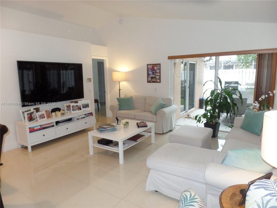 Recently Sold: $615,000 (3 beds, 2 baths, 1353 Square Feet)