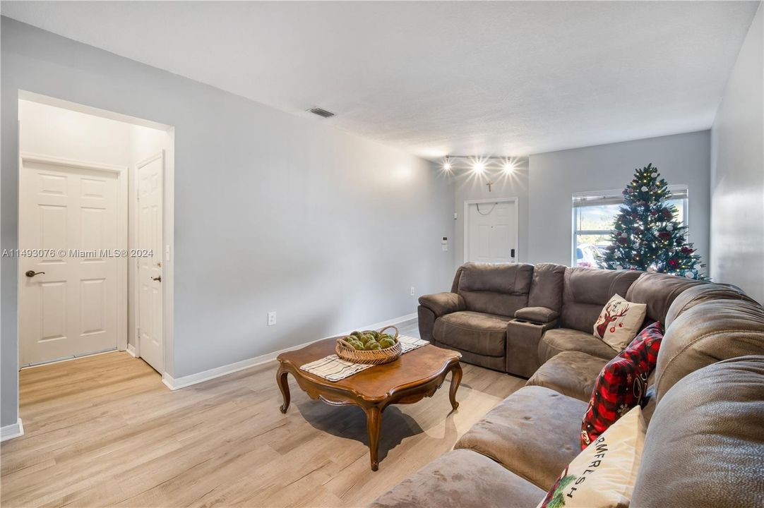 Recently Sold: $360,000 (3 beds, 2 baths, 1846 Square Feet)