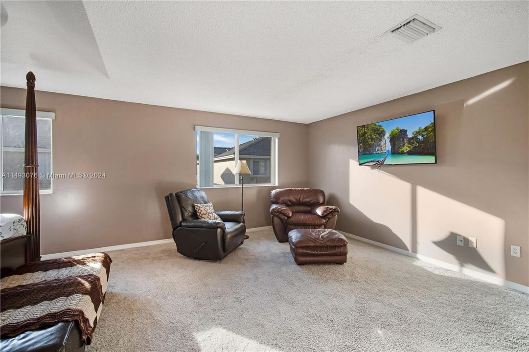 Recently Sold: $360,000 (3 beds, 2 baths, 1846 Square Feet)