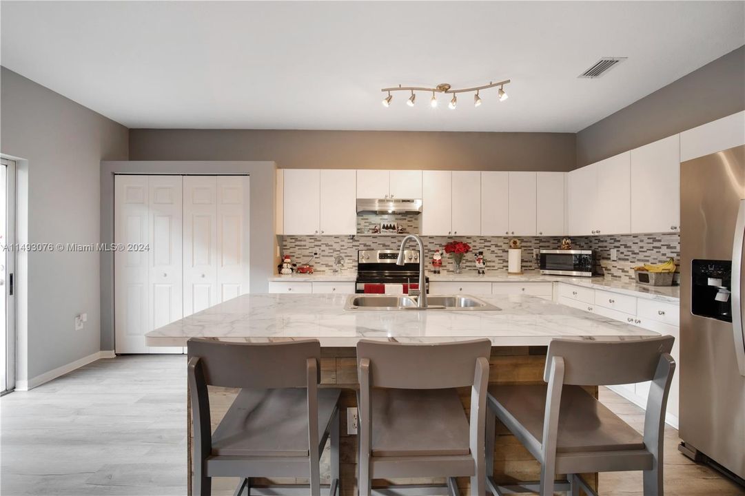 Recently Sold: $360,000 (3 beds, 2 baths, 1846 Square Feet)