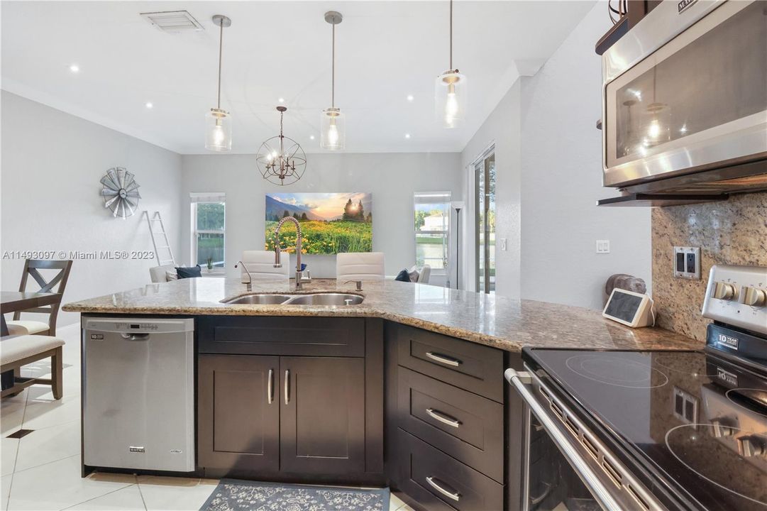 最近租的: $4,800 (3 贝兹, 2 浴室, 2420 平方英尺)