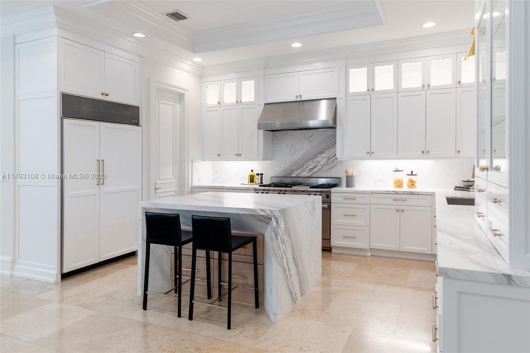 Недавно продано: $3,895,000 (6 спален, 6 ванн, 4833 Квадратных фут)