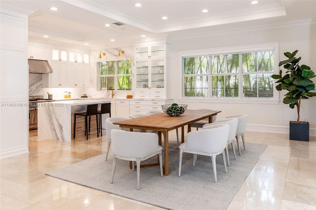 Недавно продано: $3,895,000 (6 спален, 6 ванн, 4833 Квадратных фут)