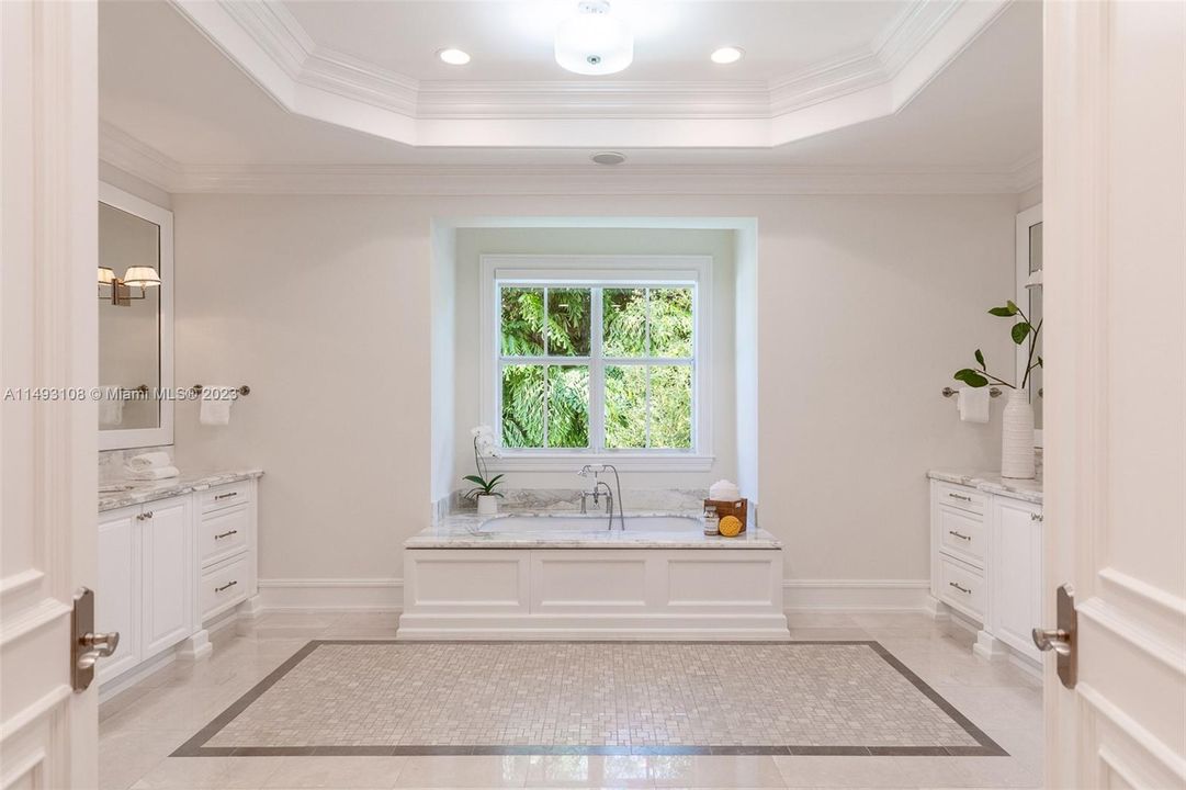 Недавно продано: $3,895,000 (6 спален, 6 ванн, 4833 Квадратных фут)