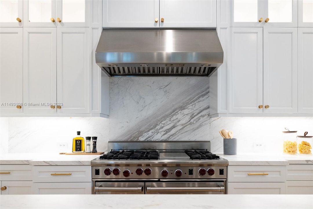 Недавно продано: $3,895,000 (6 спален, 6 ванн, 4833 Квадратных фут)