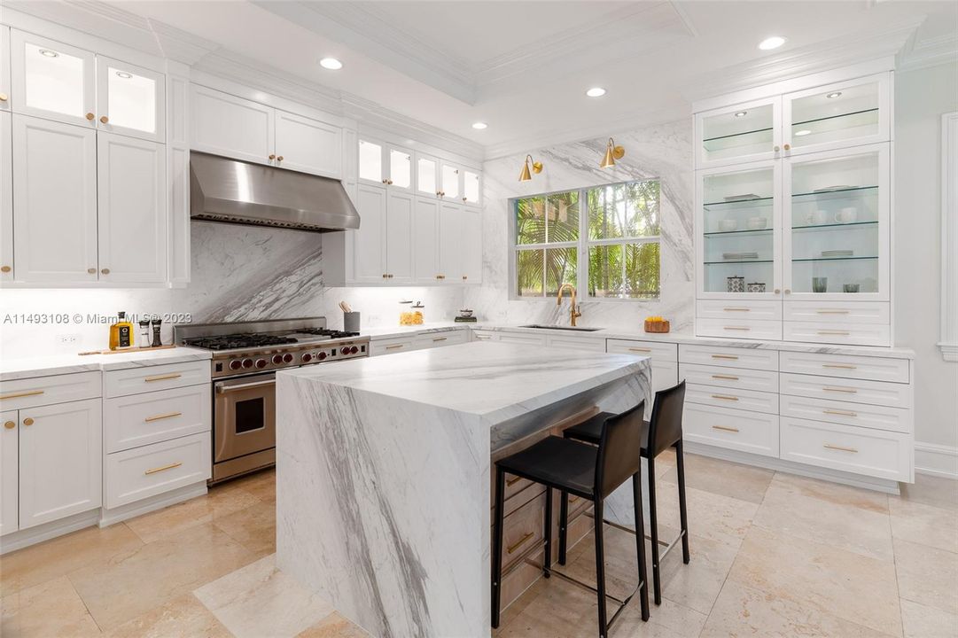 Недавно продано: $3,895,000 (6 спален, 6 ванн, 4833 Квадратных фут)