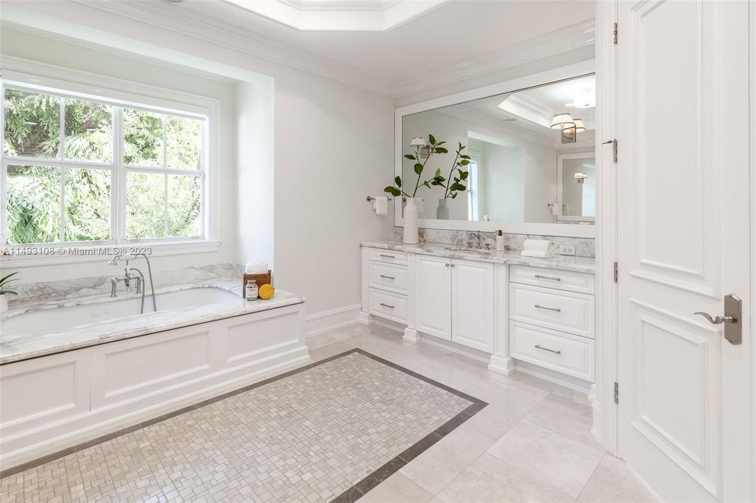 Недавно продано: $3,895,000 (6 спален, 6 ванн, 4833 Квадратных фут)